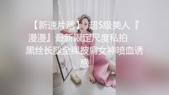 两个小少妇和一个大哥的游戏，露脸丝袜制服诱惑，一个舔鸡巴一个舔蛋蛋好刺激，让大哥直接草菊花再干骚逼