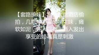 金发苗条骚女【奶油甜心】黑丝舔足自摸道具自慰，舔弄振动棒掰穴扣逼，很是诱惑喜欢不要错过