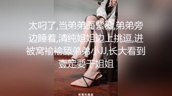 商场一路跟踪抄底粉裙美女竟然光着屁屁来逛街