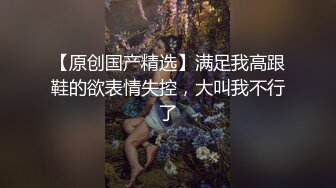 帽子小姐姐太骚了，浴室地上扣穴多次喷水，两根手指插入狂喷