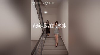 一脸呆萌18双马尾小萝莉，娇小身材白嫩贫乳，撩起睡衣扭动屁股