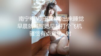 甜美眼镜妹偷偷宿舍自慰，脱光光贫乳，拿出假屌吸吮，抽插小骚逼，忍着不能叫出来