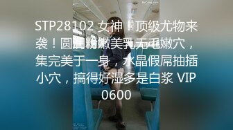 【极品反差婊】清纯美人与炮友亲亲抱抱到了床上就变骚母狗，被艹得哇哇大叫！