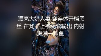 高颜值妹子营养快线抹逼道具自慰，按摩器插入快速抽插无毛逼逼非常诱人，很是诱惑喜欢不要错过