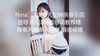 相貌清纯的新人贫乳妹子，模特身材黑丝大长腿，全裸自慰，月经来了带个避孕套插穴，流了很多血