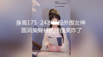 对附近无防备露奶头大妈忍不住即插大屌。就连大妈爱女也追击即插中出～贫乳母女SP