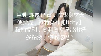 激情4P玩弄床上的两位年轻女奴，撅着屁股让两位小哥把跳弹塞进逼里扩阴器玩弄，深喉口交各种轮草蹂躏颜射