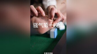  风情学妹露脸趴在纹身大哥胯间舔弄大鸡巴，开档黑丝激情上位主动抽插让大哥玩弄奶