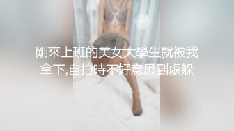 看着骚妻被单男有力的爆操，听着骚妻淫荡的叫床声，在一旁玩奶子的我内心无比的满足。只是骚妻的叫床声太大了，让邻居听见会不会对为人师表的骚妻产生不好的评价。