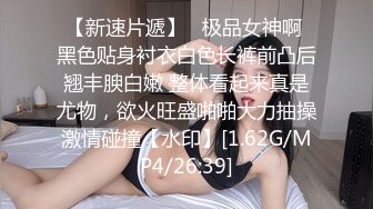 路边公厕全景偷拍年轻少妇的小肥鲍