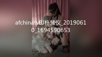 STP30922 女主播为吸引粉丝,录制户外弹吉他唱歌MV，故意不穿内裤不经意间露出来给粉丝当福利 VIP0600