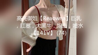 奶哺乳期骚女激情操逼，挤出乳汁，抓着屌猛吸，从下往上视角后入，操的两个大奶晃动