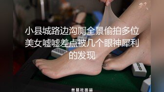 巨乳妻子和老公在厨房关起门来做饭，用辣椒辣老公小弟弟，被辣的爽么，跪舔大鸡巴 ，客厅还传来家人声音 刺激哦！