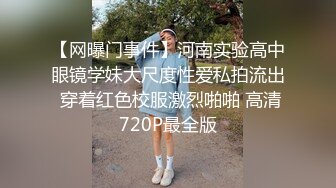 美女玩手机射精在她身上