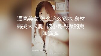 为了惩罚出轨的男友，女人把他的鸡巴锁起来了，摸B让他看到干不到，用一根棒子塞到他的屌蕊里面