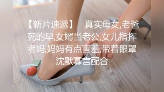 为什么那么多人喜欢去夜店 就是为了这种福利 美眉脱光光跳舞 还可以随便摸 真放得开啊 太嗨了