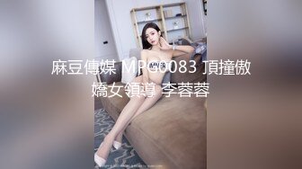  这个粉嫩嫩小美女真是会玩啊 脱光光躺在酒店的床上 尽力张开笔直大长腿逼穴清晰诱人