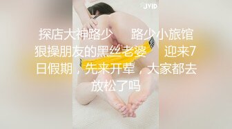 牛逼抖音直播 眼镜大姐居然脱衣服开始啪啪 还是忘记关镜头了 评论区炸锅了