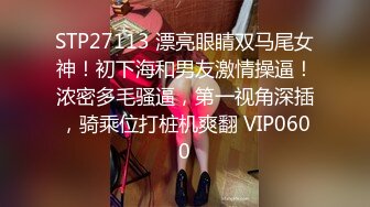  骚娘子在家露脸跟大哥激情啪啪，全程露脸衣服都没脱完就被猴急的大哥按在厨房草了