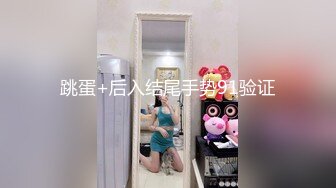   外表清纯短发18学生妹为赚钱拍摄，娇小身材无毛嫩穴，抱在身上扣穴