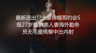 美女一路小跑急着上厕所 快憋不住了