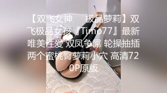 【新片速遞】  商场女厕全景偷拍❤️蓝色牛仔裙妹妹轻轻擦穴毛毛很少