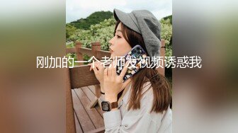 酒店偷拍小情侣激情啪啪,买了一堆情趣用品苗条美女骚得狠呻吟声听的心痒痒