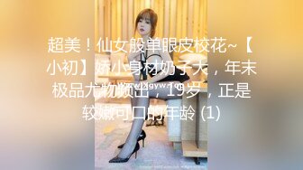 高颜值援交女，床上的榨汁机激情3P伺候两个大哥啪啪，一起口交两个大鸡巴，享受高速抽插快感浪叫不止好刺激