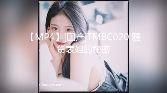 说话温柔酒窝眼镜新人美女，舔弄深喉假屌，M腿跳蛋震动肥穴，掰穴摩擦阴蒂，想要了假屌抽插上下骑坐