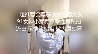 Stripchat站，淫荡骚女【qingqing】空姐制服诱惑，菊花骚穴双洞齐开，再加大黑牛，骑乘深插高潮喷水