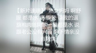 偷拍邻居嫂子嘘嘘完还不忘跟邻居打招呼