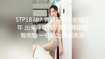 【新片速遞】夫妻3P记，浴缸旁这一幕，单男在后面帮老婆洗逼逼，老公在前面堵住嘴巴，分工合作真的感人！