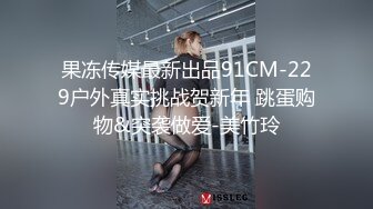 男友就在旁邊,冒死偷拍極品細長腿美女的裙底