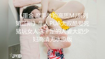  黑客破解家庭网络摄像头偷拍 两个巨乳少妇日常生活在客厅和老公啪啪