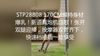 一王两后，帝王般享受！难得一见OF无敌巨乳大奶牛【hhh1231】最新啪啪长视频，肏一个手还玩一个，双波霸玩到虚脱 (5)